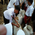 Siswa Membuat Kompos dari Sisa-sisa Daun di Sekolah